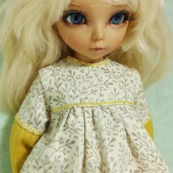 Серый с горчичным