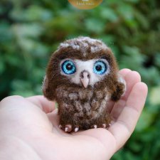 Миниатюрный совенок из шерсти, по имени Тото