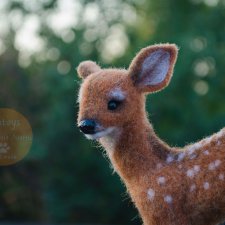 Реалистичный олененок из войлока, сухое валяние