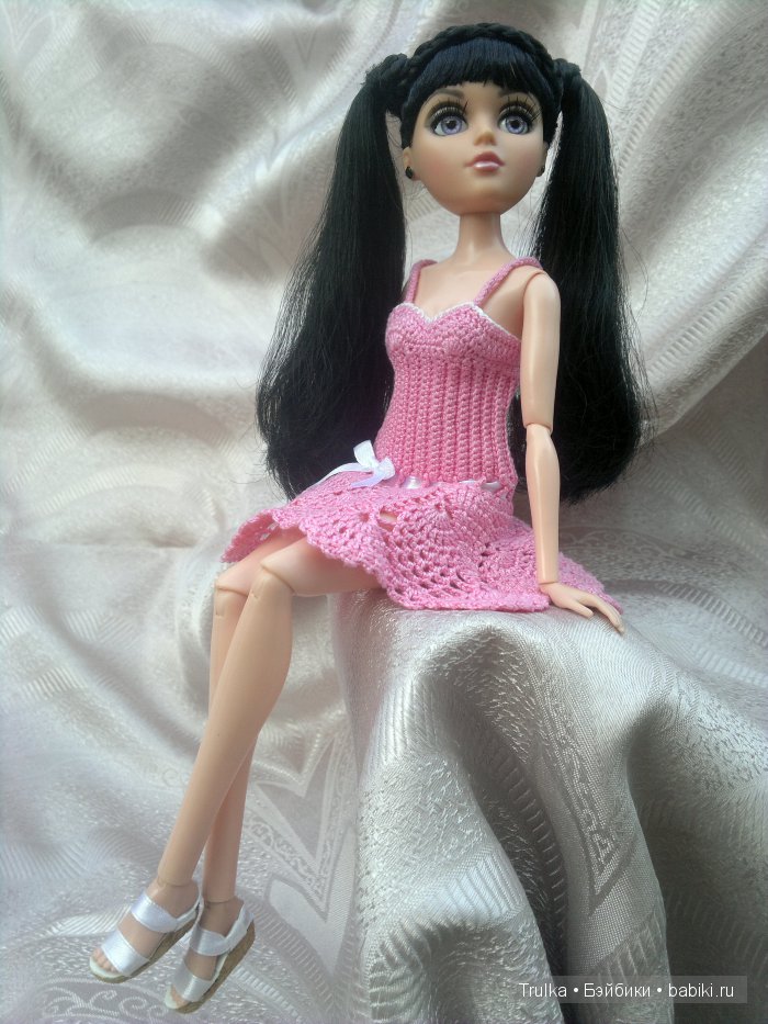 Примеряет новый образ -с чёлочкой