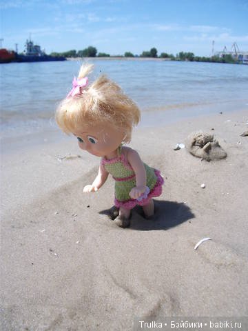 Пляжная прогулка Маши — Куклы Маша и Медведь (Simba): Маша в кармашке (фото 3)