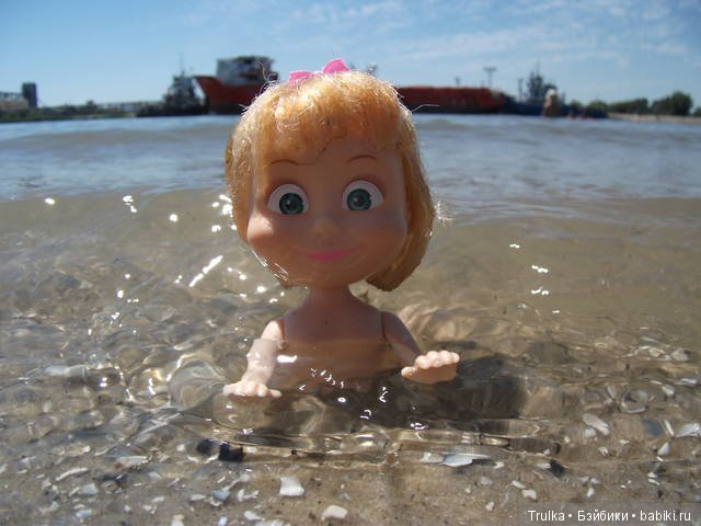 Пляжная прогулка Маши — Куклы Маша и Медведь (Simba): Маша в кармашке (фото 5)