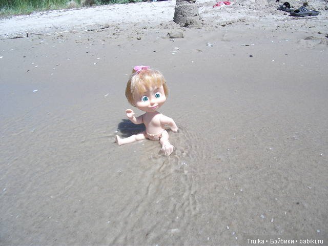 Пляжная прогулка Маши — Куклы Маша и Медведь (Simba): Маша в кармашке (фото 4)