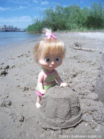 Пляжная прогулка Маши — Куклы Маша и Медведь (Simba): Маша в кармашке (фото 2)