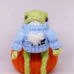 Вязаная лягушка с тыквой
