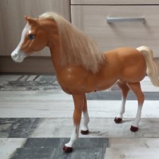 Конь интерактивный Маттел и неизвестная лошадь с ресницами