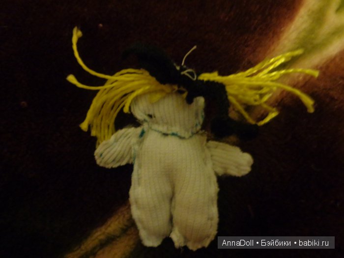 Волосы сделаны из ниток для макраме