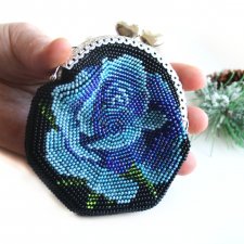 Синяя роза на черном