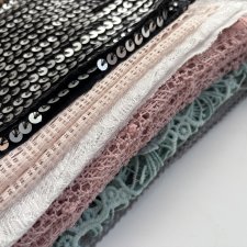 Много разных отрезов ткани для кукольных нарядов