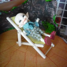 Гном, то-есть эльф, обживает дом-пенёк