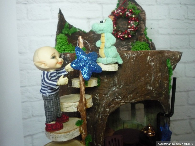 Крох украсил дом-пенёк и всех поздравляет с наступающими (фото 4)