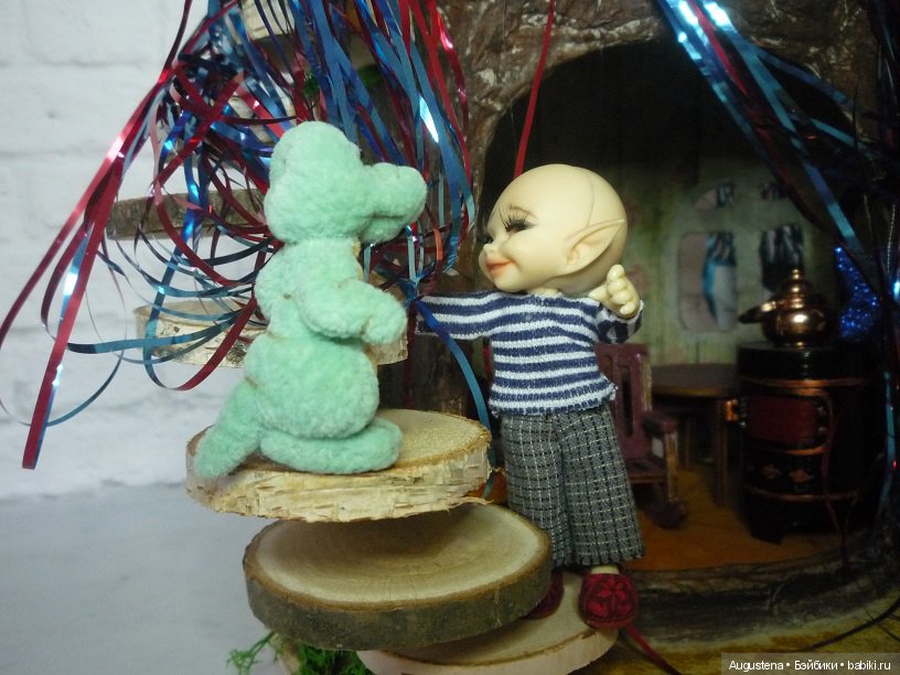 Крох украсил дом-пенёк и всех поздравляет с наступающими (фото 5)