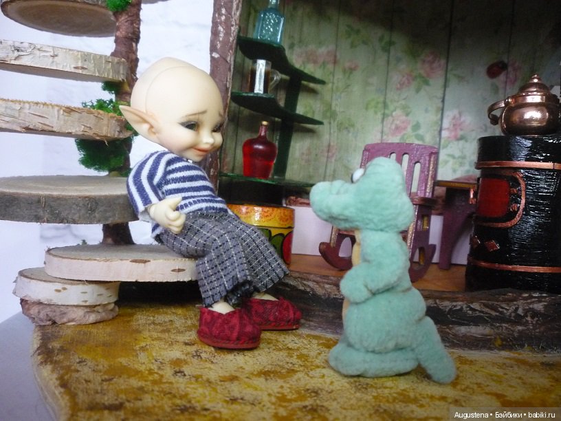 Крох украсил дом-пенёк и всех поздравляет с наступающими