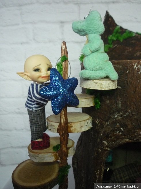 Крох украсил дом-пенёк и всех поздравляет с наступающими (фото 3)