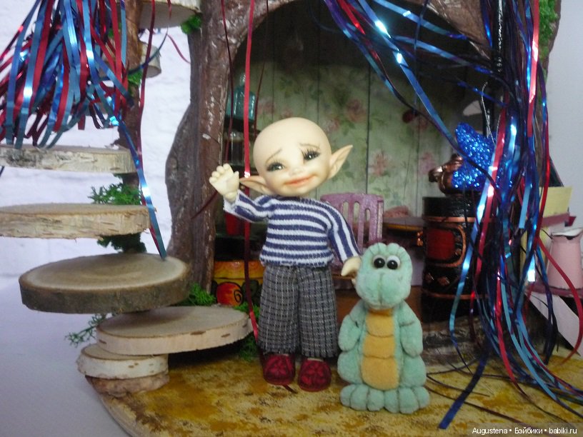 Крох украсил дом-пенёк и всех поздравляет с наступающими (фото 6)