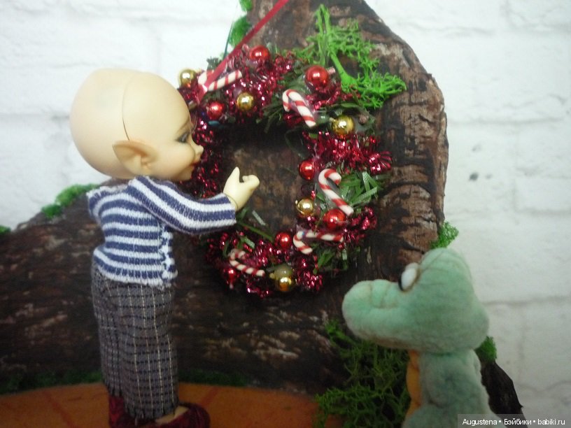 Крох украсил дом-пенёк и всех поздравляет с наступающими (фото 2)