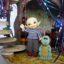 Крох украсил дом-пенёк и всех поздравляет с наступающими