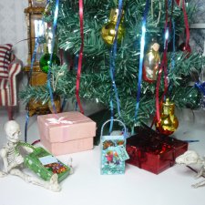 Открываем подарки в Счастливом доме