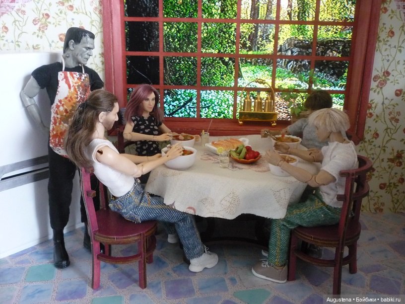 Обед в Счастливом Доме на костях