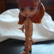 Загадка: Маленькая, рыженькая, в кармашек помещается и улыбается?