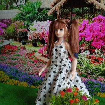 Цветы. Много. И новая куколка