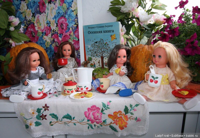 Чайная кукла мальчик обь. Кукольное чаепитие. Чаепитие с куклами. Антикварные куклы чаепитие. Чаепитие для куколок.