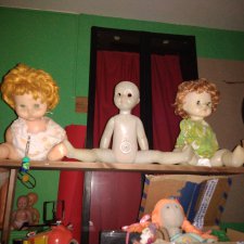 Сколько можно над куклами издеваться?!