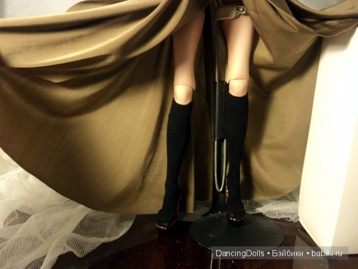 Как утешить девушку? купите ей шубку и сапожки. Чем шарнирные куколки отличаются от девушек (фото 7)