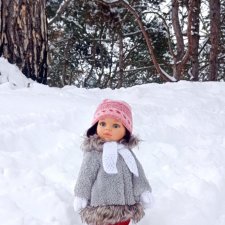 Каринка на прогулке в лесу