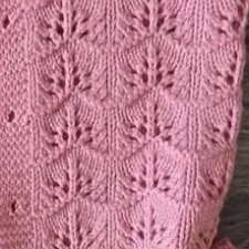 Хочу связать куклам свитер с таким узором. Помогите схемкой