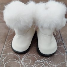 У нас новые белые сапожки