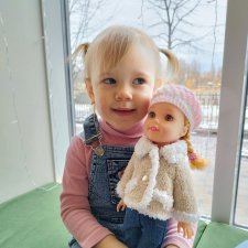 Катя с Верой на прогулке