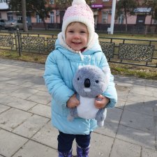 У Веры новая игрушка - милый австралийский медвежонок коала