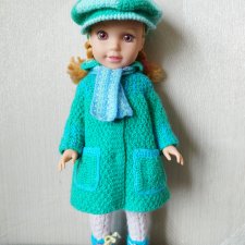 У  куклы Кати новый весенний комплект одежды