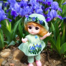 Тея и голубые ирисы на клумбе