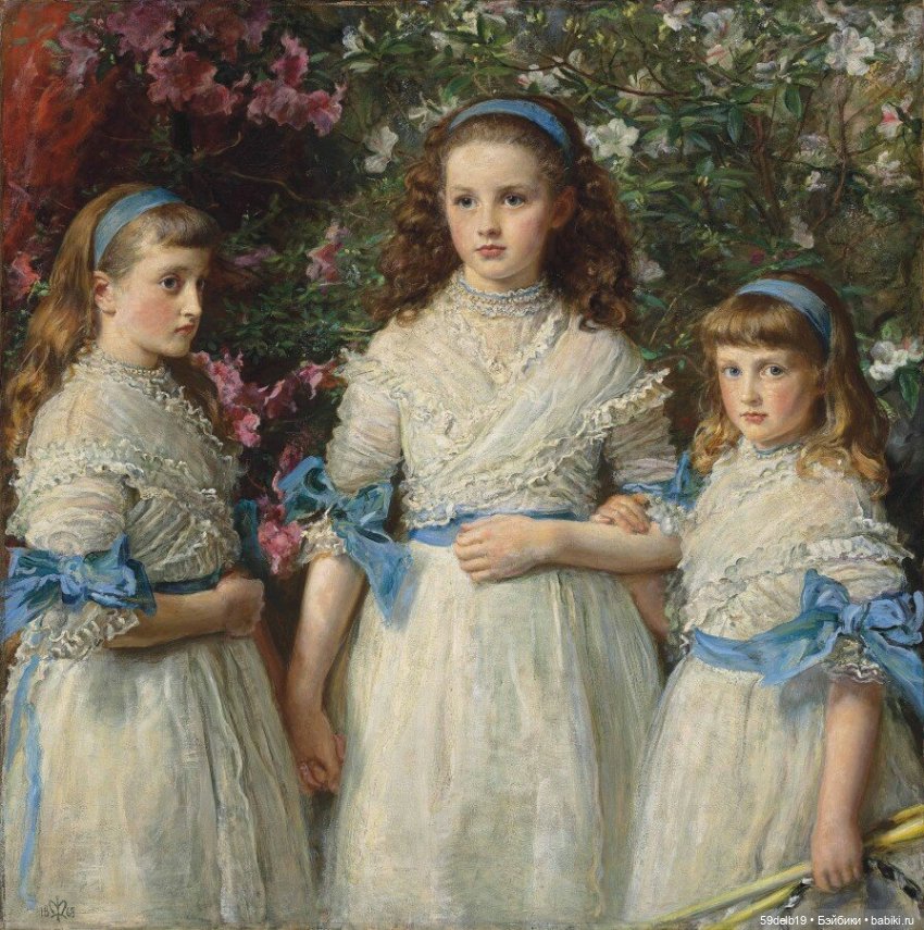 Сёстры в одинаковых платьях