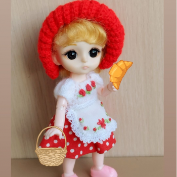 Красная Шапочка по лесу идёт и пирожки в корзинке бабушке несёт