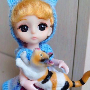 Тея в новом наряде и с новой подружкой - кошечкой Лаской