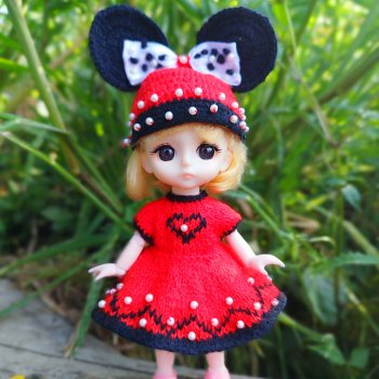 Тея в разных нарядах на природе