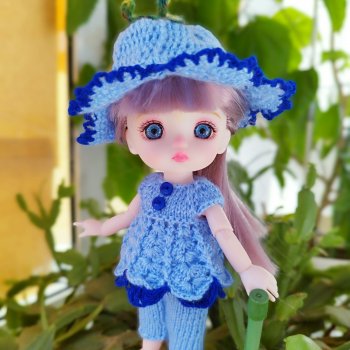 Лея  примеряет нарядики Теи