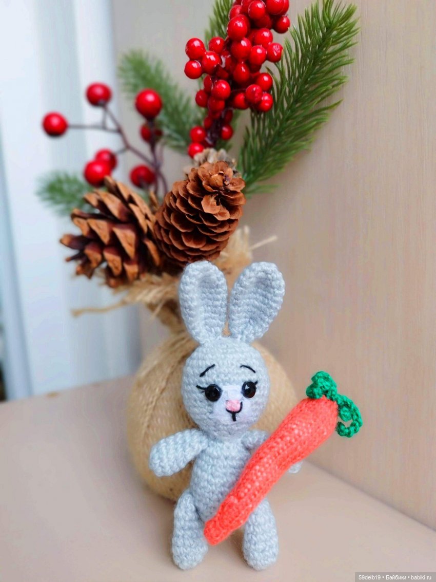 Вязаная игрушечка "Зайка серенький" для кукол