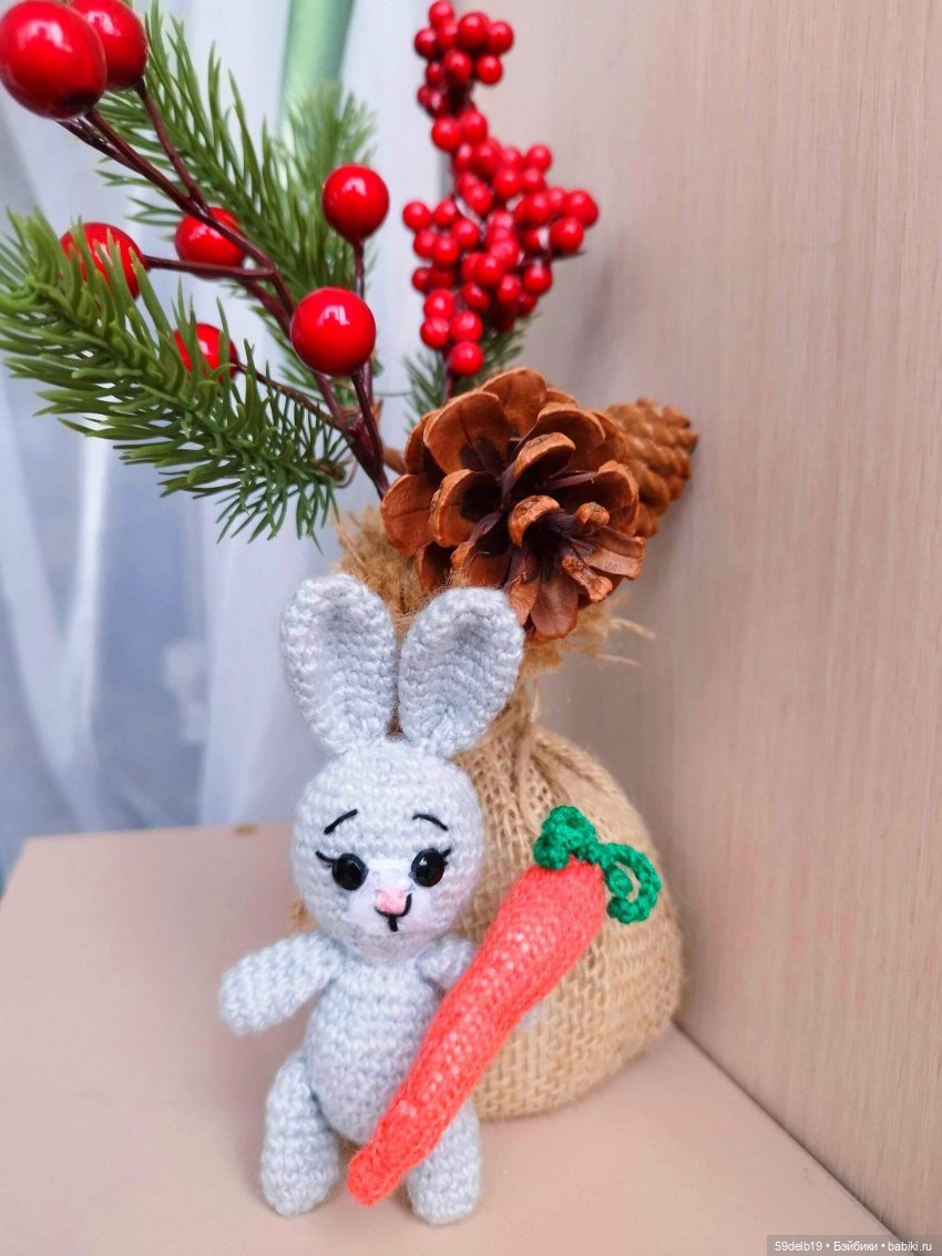 Серый заинька проснулся, Потянулся, улыбнулся. Взял морковку со стола — Завтракать уже пора!