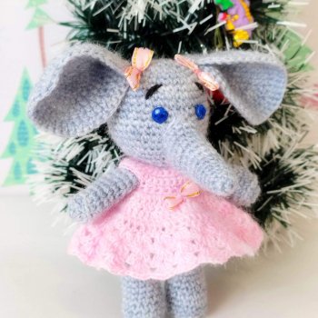 У слоняши Агаши - розовый сарафанчик и бантики к Новому году