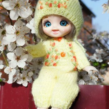 Сады цветут, цветы цветут, а бабольки гуляют