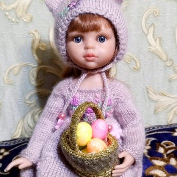 Платье и шапочка из мохера с вышивкой   для куклы паола рейна