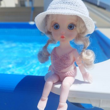 Загораем у бассейна