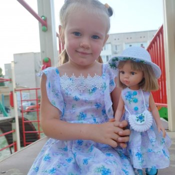 И снова два наряда: для внучки и куклы