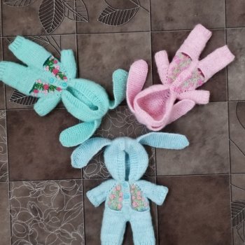 Комбенизончики с вышивкой для кукол ростом 15 см