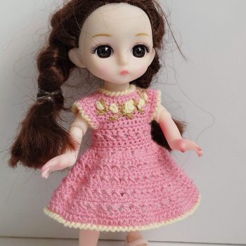 Платье крючком с вышивкой рококо для баболи 16 см