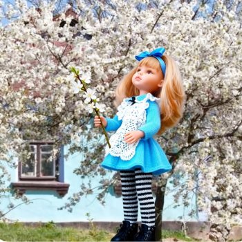 Расцвела под окошком белоснежная вишня